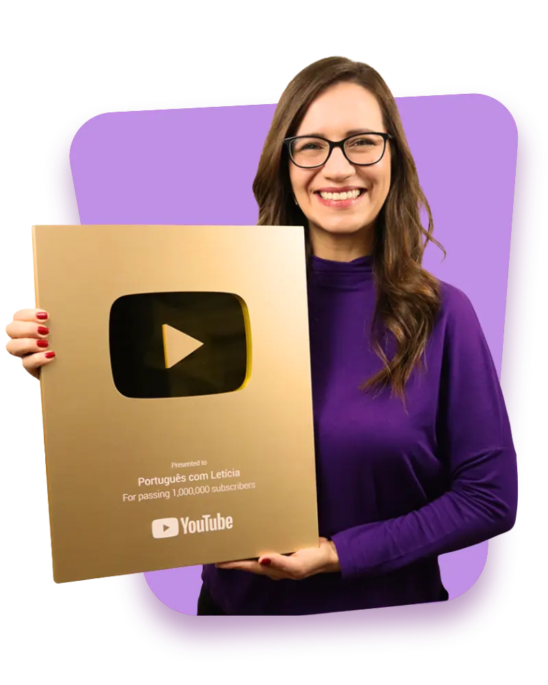 Letícia Góes recebendo a placa de 1 milhão de seguidores